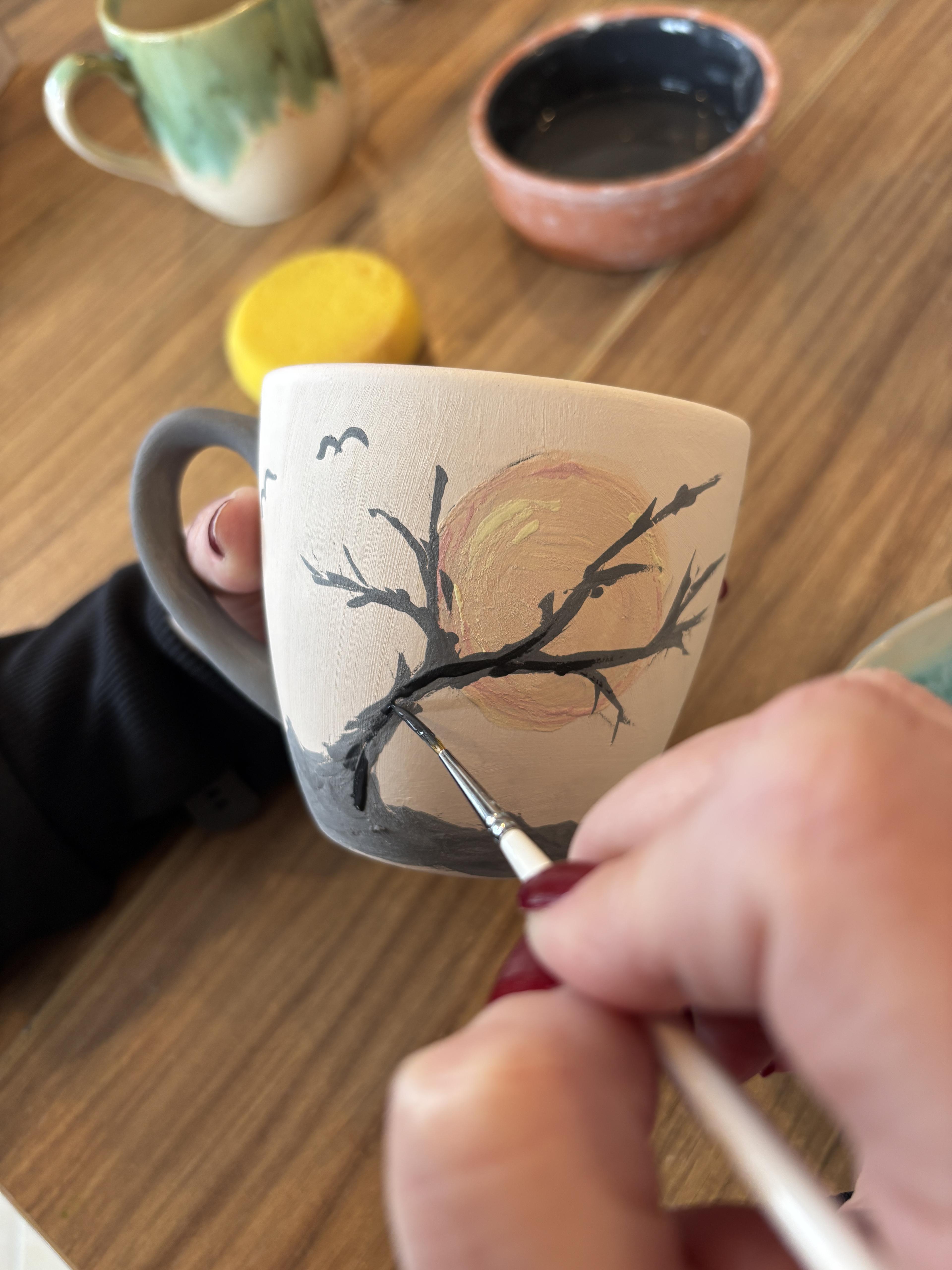 Widok z bliska na ręcznie formowaną ceramiczną miskę na kole garncarskim